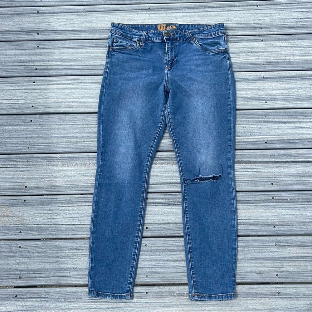 Kut from the Kloth - medium washed blue jeans - ripped knee - size 14